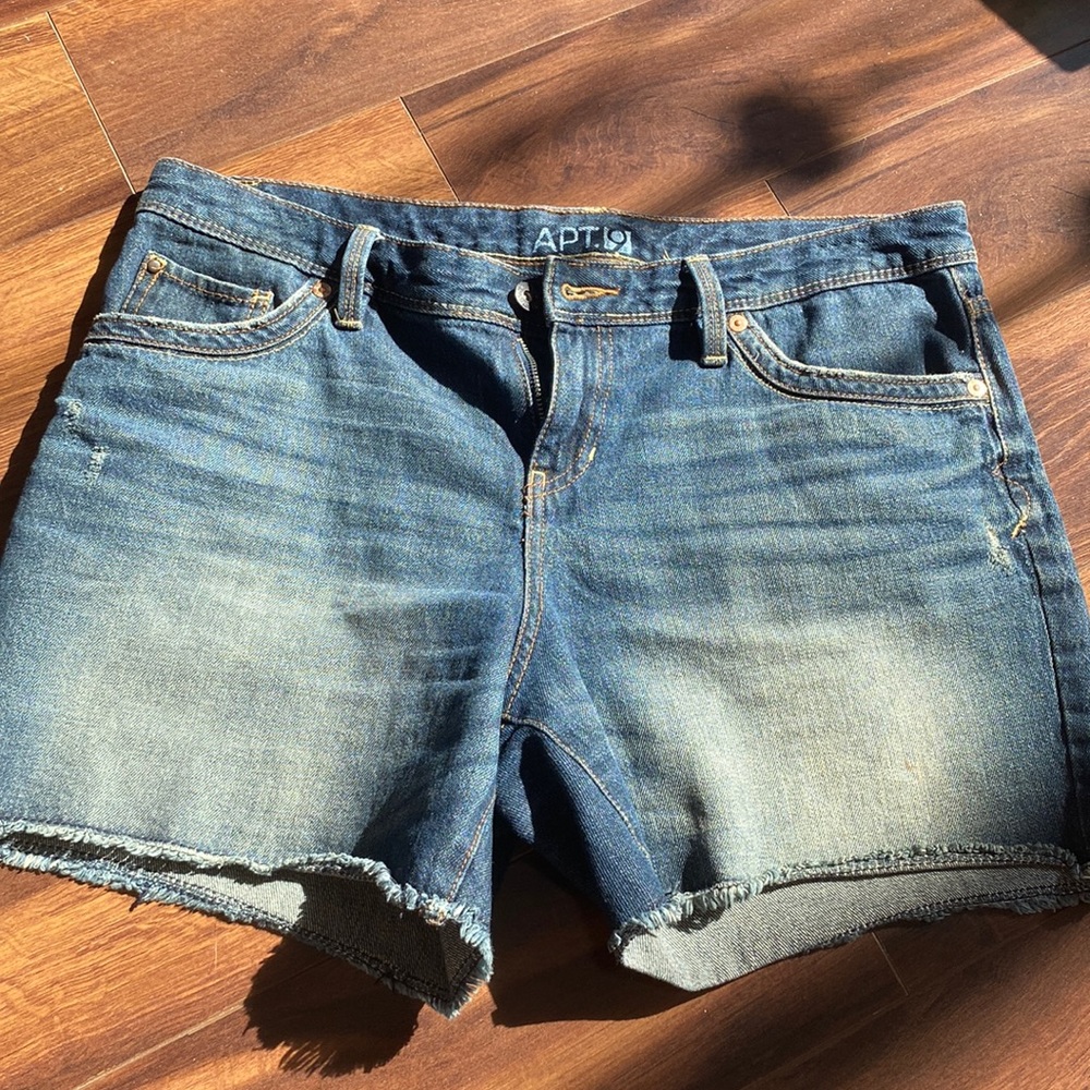 Apt 9 Distressed Denim Jean Shorts. 100% Cotton. 10